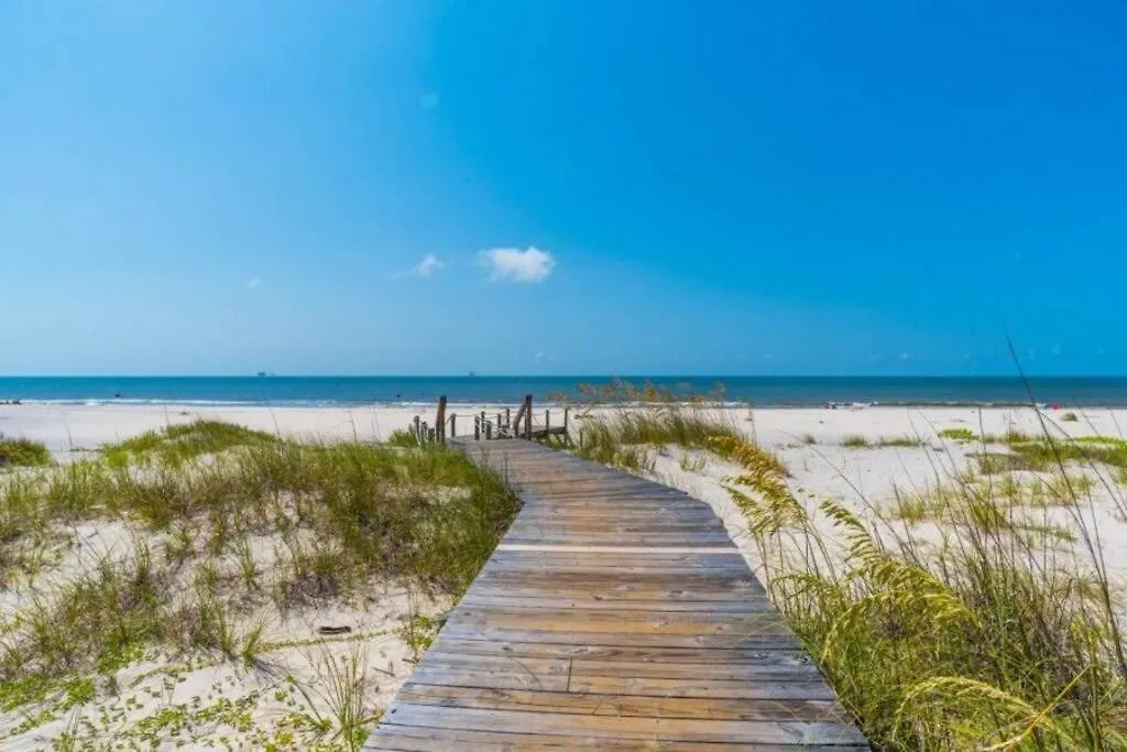 Beachside Paws Cottage: Pet-friendly Oasis With Outdoor Living Holiday home Gulf Shores