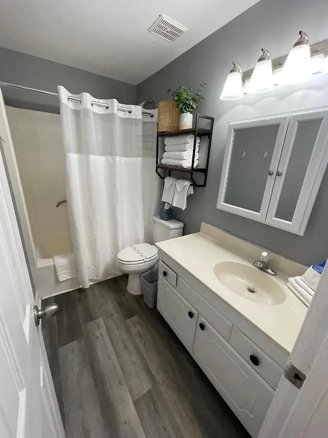 Beachside Paws Cottage: Pet-friendly Oasis With Outdoor Living Holiday home Gulf Shores
