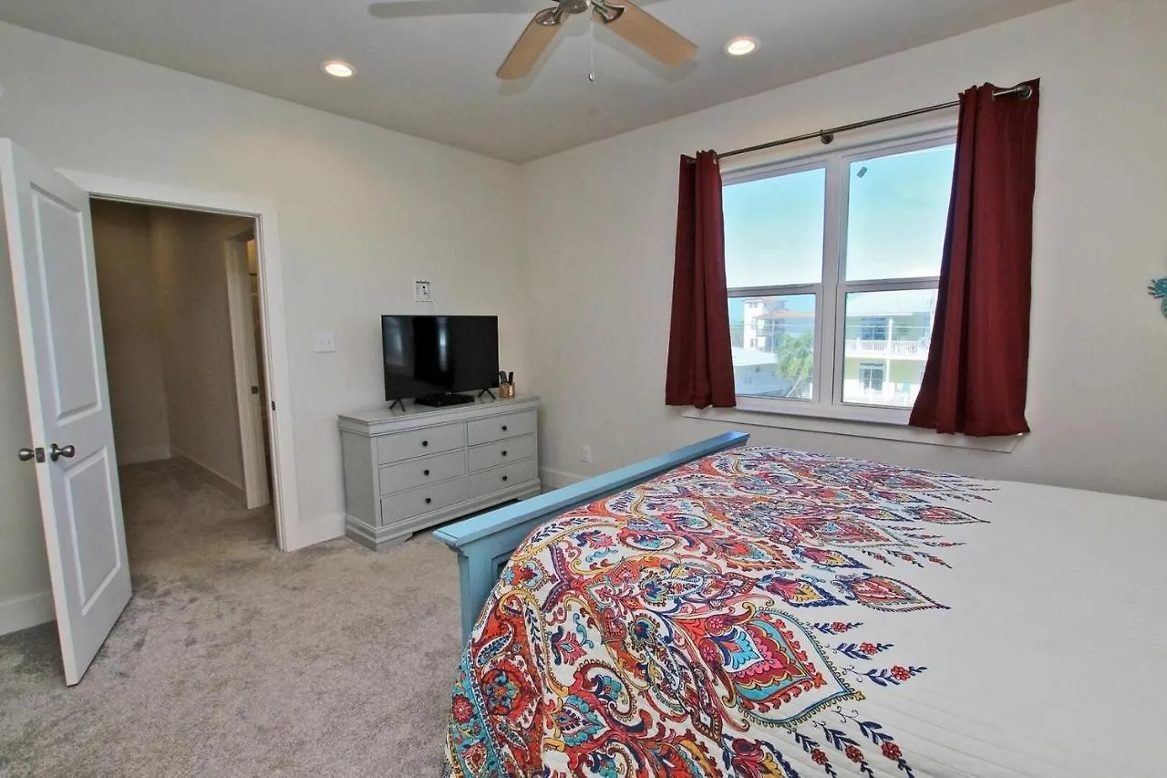 Holiday home Romeo By Youngs Suncoast