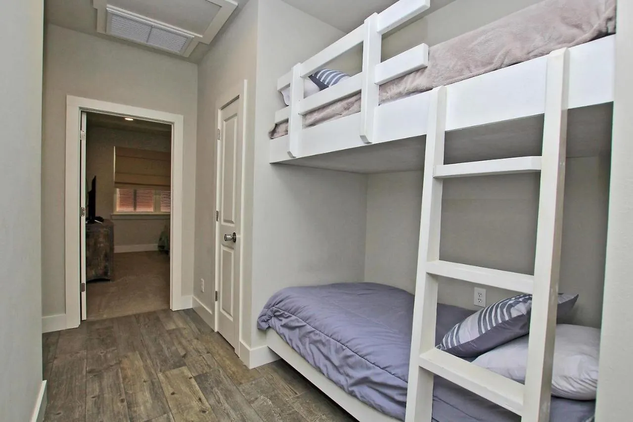Holiday home Romeo By Youngs Suncoast
