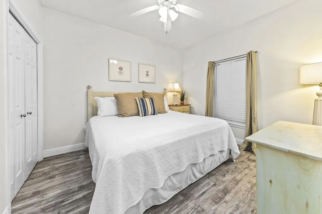 Holiday home Crystal Shores 606