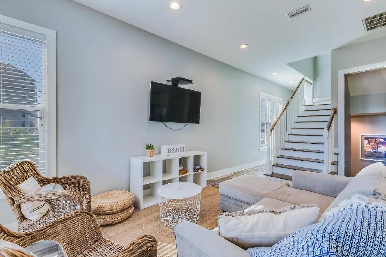 Holiday home Modern 3 Bedroom With Community Pool And Directly Across The Street From The Beach!