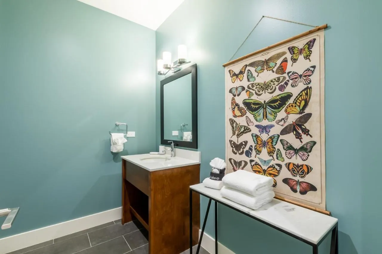 Spacious, 5 Bedroom On The With Rooftop Pool Next To The Hangout! Holiday home *