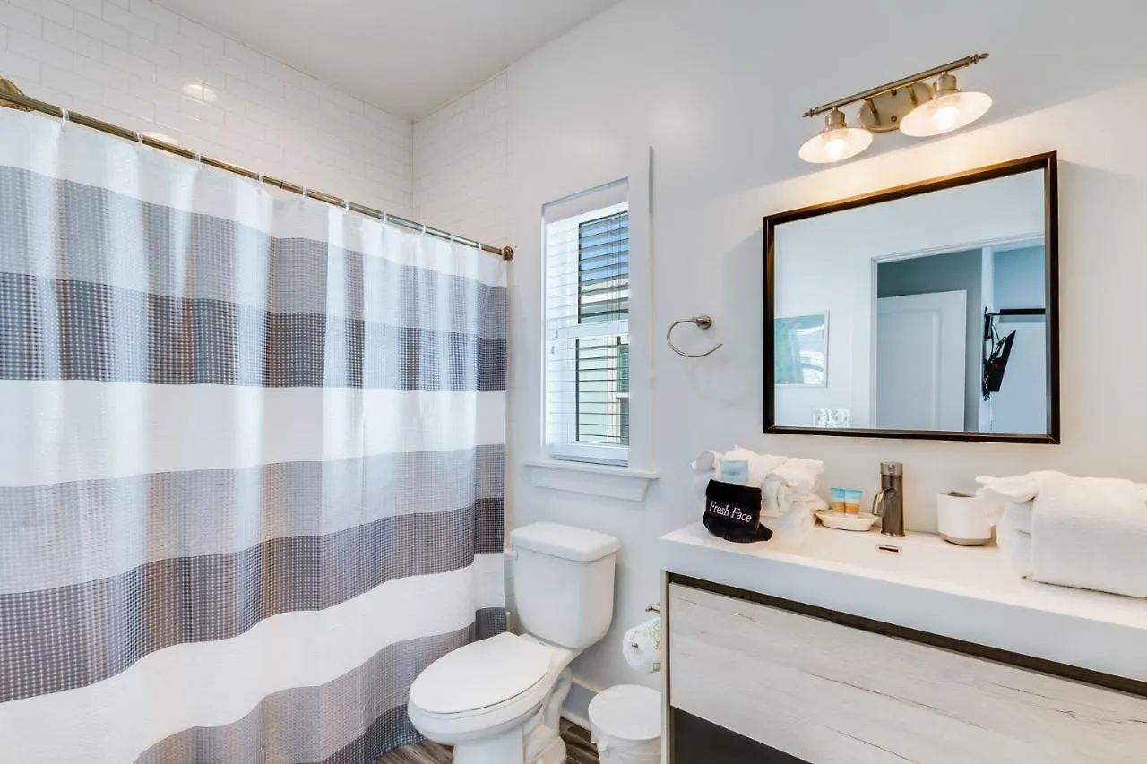 Modern 3 Bedroom With Community Pool And Directly Across The Street From The Beach! Holiday home
