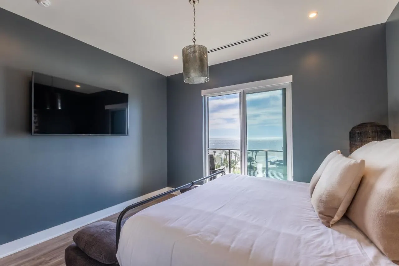 Holiday home Elegant 4 Bedroom Beachfront, Luxury With Rooftop Pool Next To The Hangout *