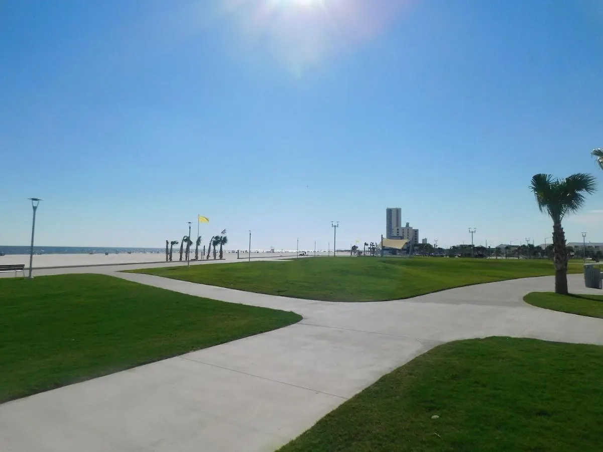 Budget Friendly Perfect For A Romantic Getaway Within Walking Distance To The Beach!
