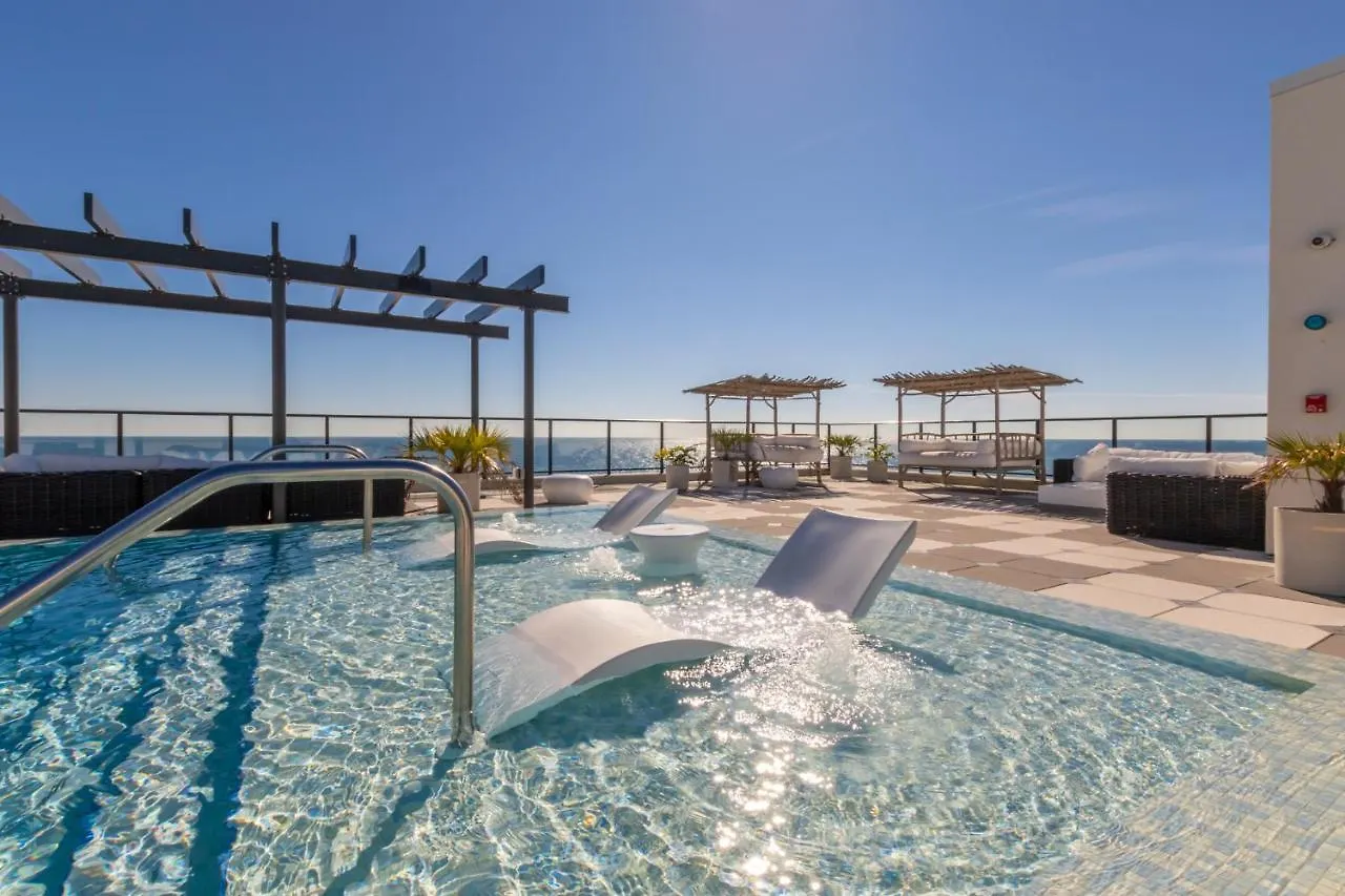 Holiday home Elegant 4 Bedroom Luxury With Rooftop Pool Next To The Hangout