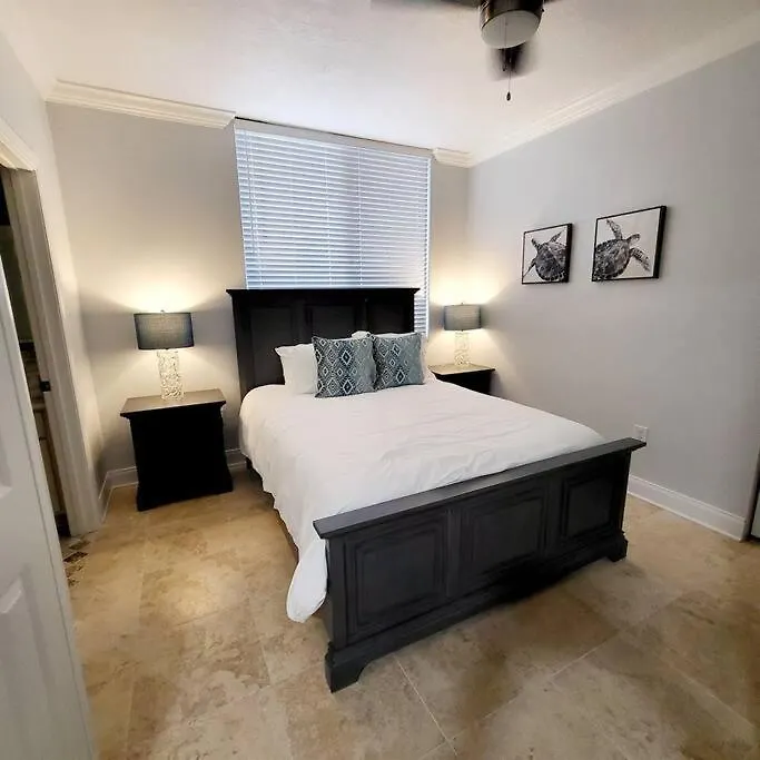 Apartment Club B2003- 4 Bdrm-4 Bath-updated Beachfront