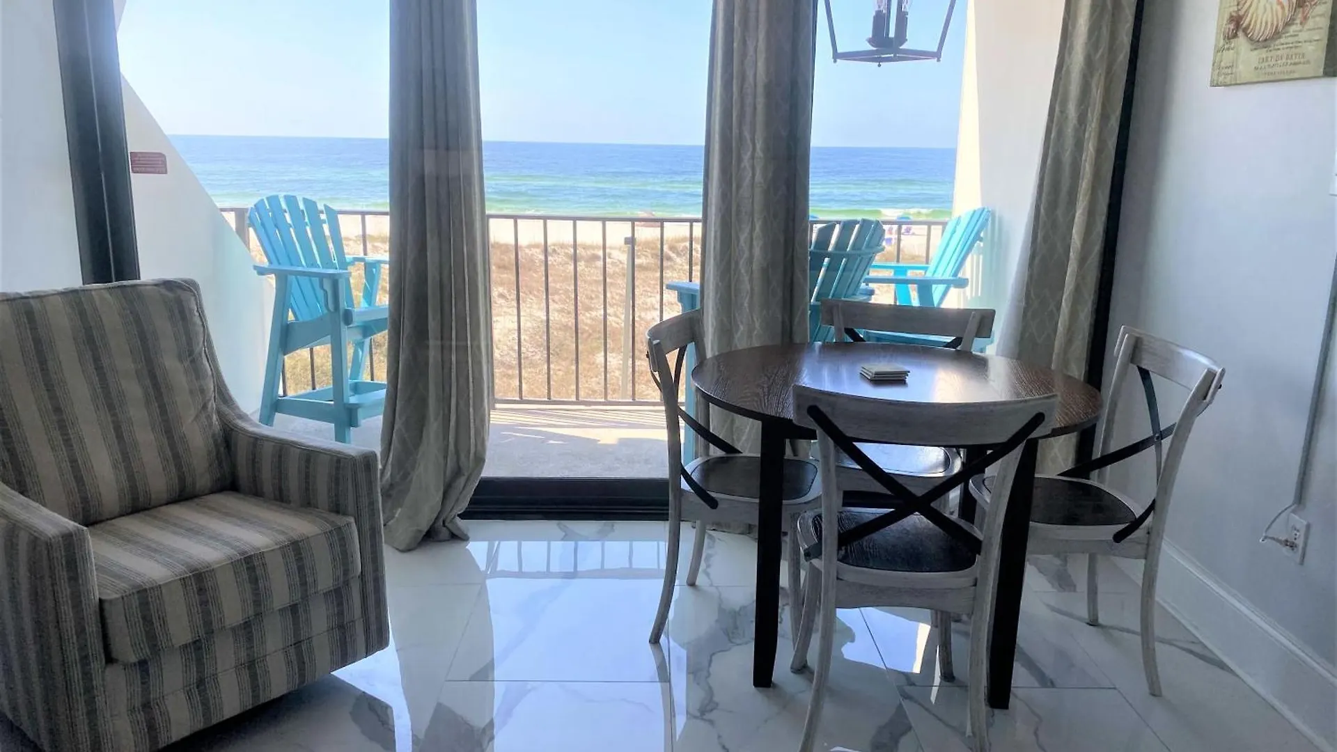 Island Winds East: Beachfront Near Hangout Holiday home