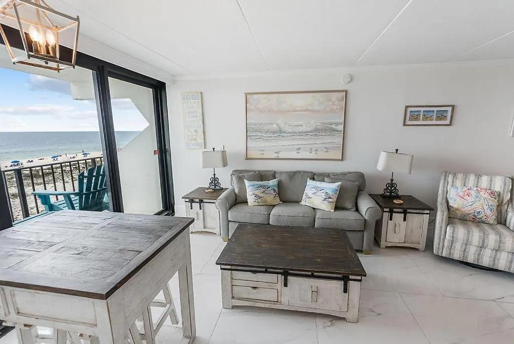 Island Winds East: Renovated Beachfront Near Hangout