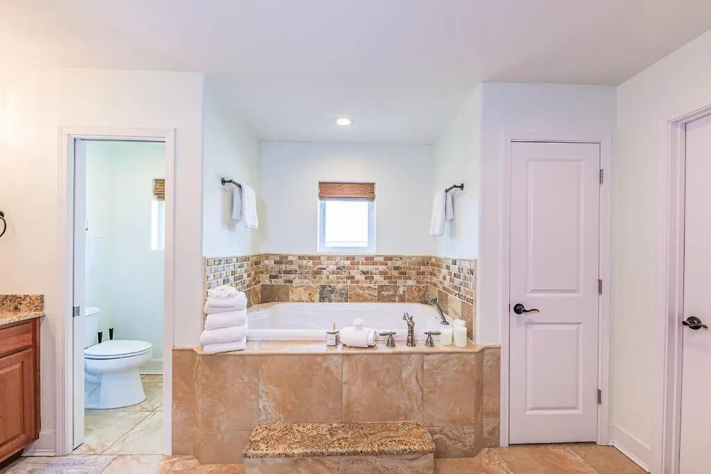2 Blocks To The Beach! Overlooking Gulf State Park Holiday home *