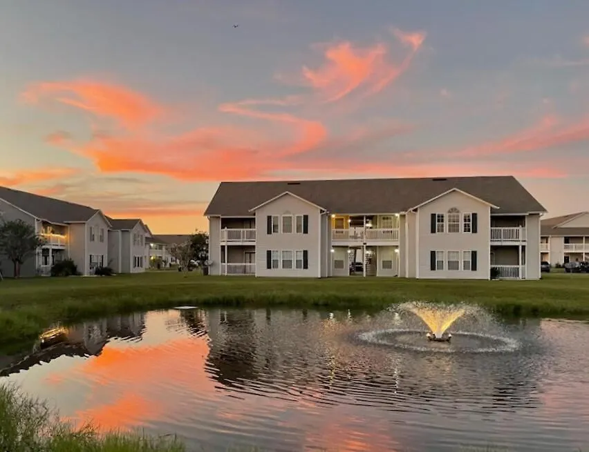 Holiday home Updated, Ground Floor Unit W/ Pool & Gym, Sleeps 6 *