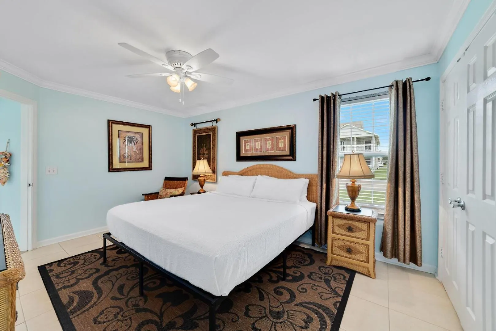 Holiday home Updated, Ground Floor Unit W/ Pool & Gym, Sleeps 6 *