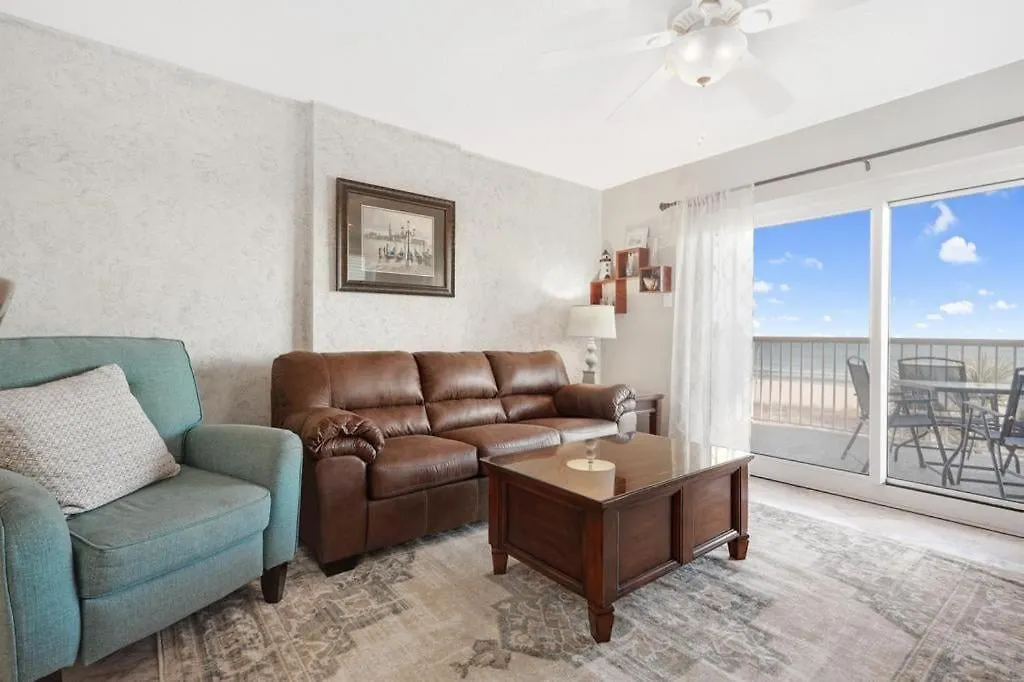 2br/2ba Sleeps 8, Beachfront W/ Pool Holiday home