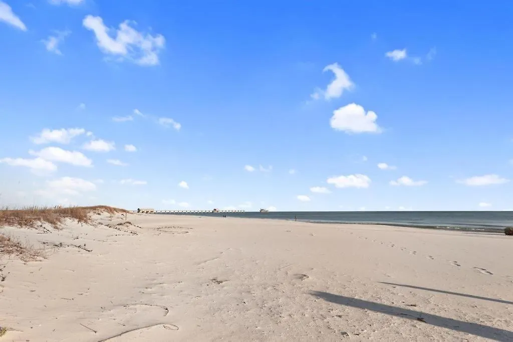 Holiday home 2br/2ba Sleeps 8, Beachfront W/ Pool *