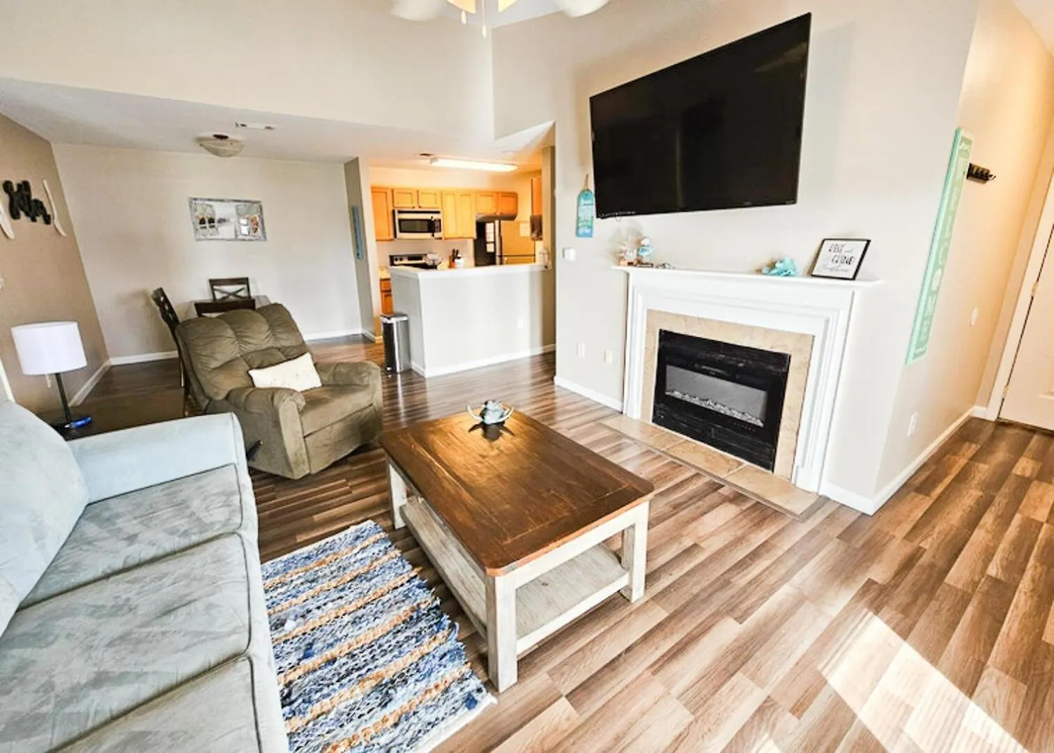 Holiday home 2br/2ba Full W/ Pool & Gym, Sleeps 6
