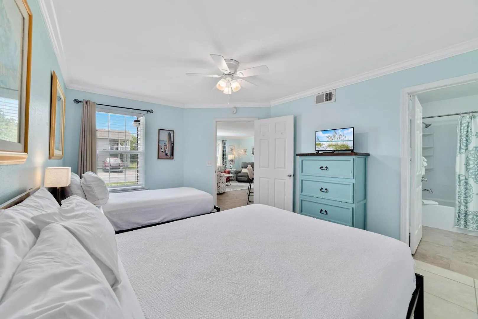 Updated, Ground Floor Unit W/ Pool & Gym, Sleeps 6