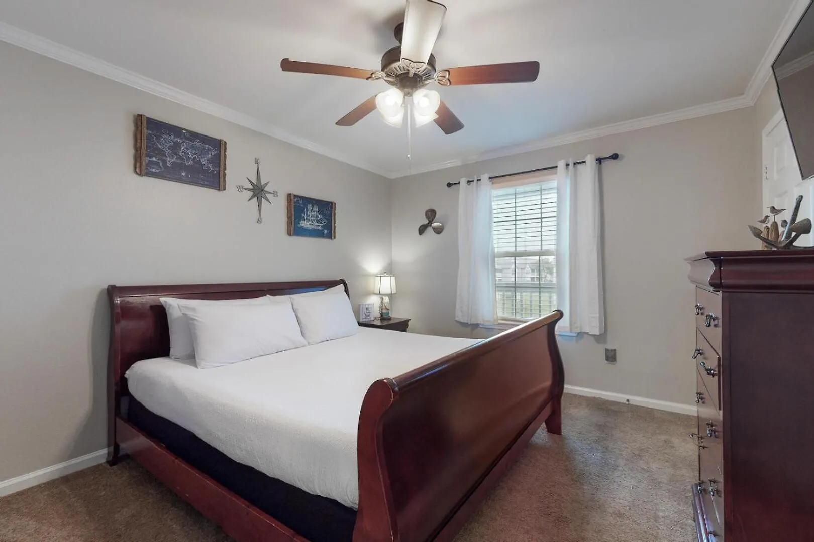 Holiday home 2br/2ba Full W/ Pool & Gym, Sleeps 6 *