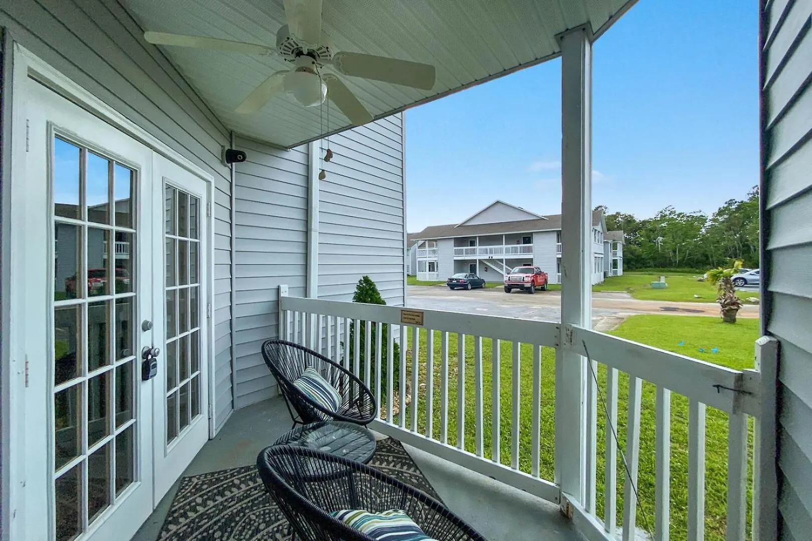 Updated, Ground Floor Unit W/ Pool & Gym, Sleeps 6 *