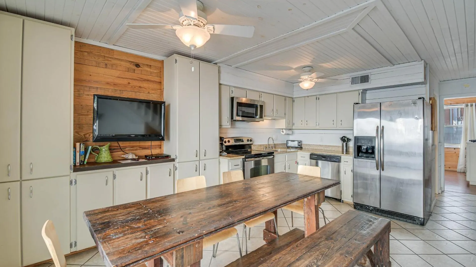 With Pool Access Walk To Beach! Apartment