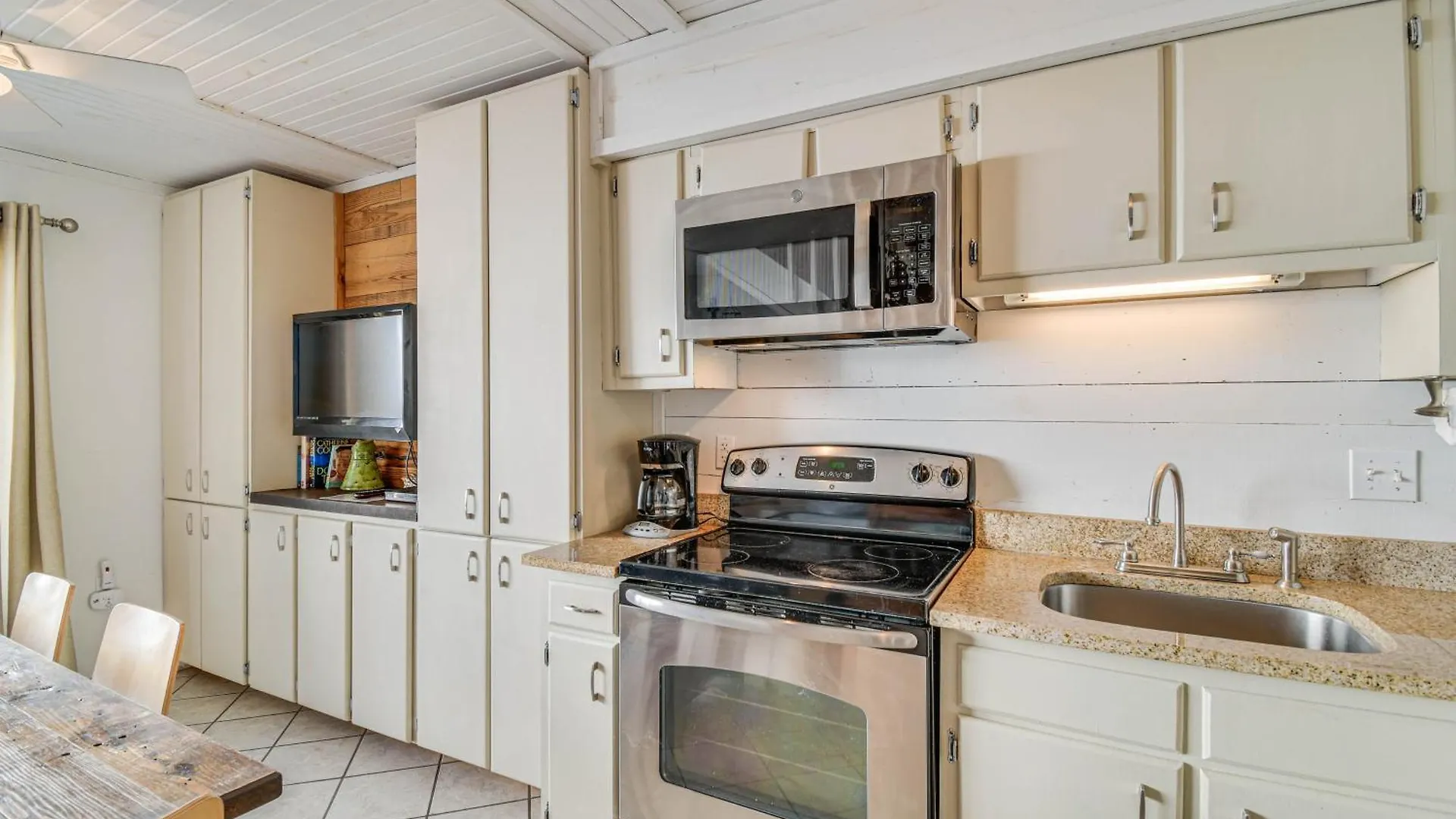 With Pool Access Walk To Beach! Apartment