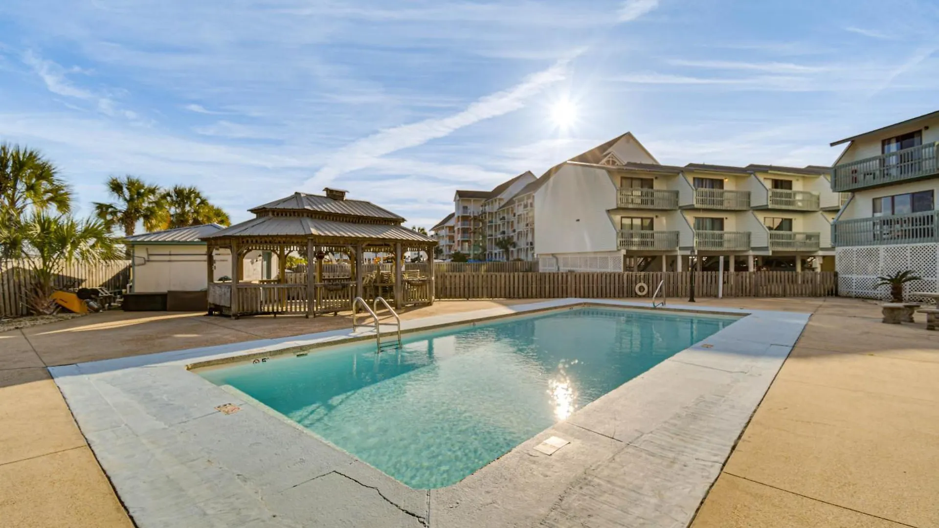 Apartment With Pool Access Walk To Beach! *