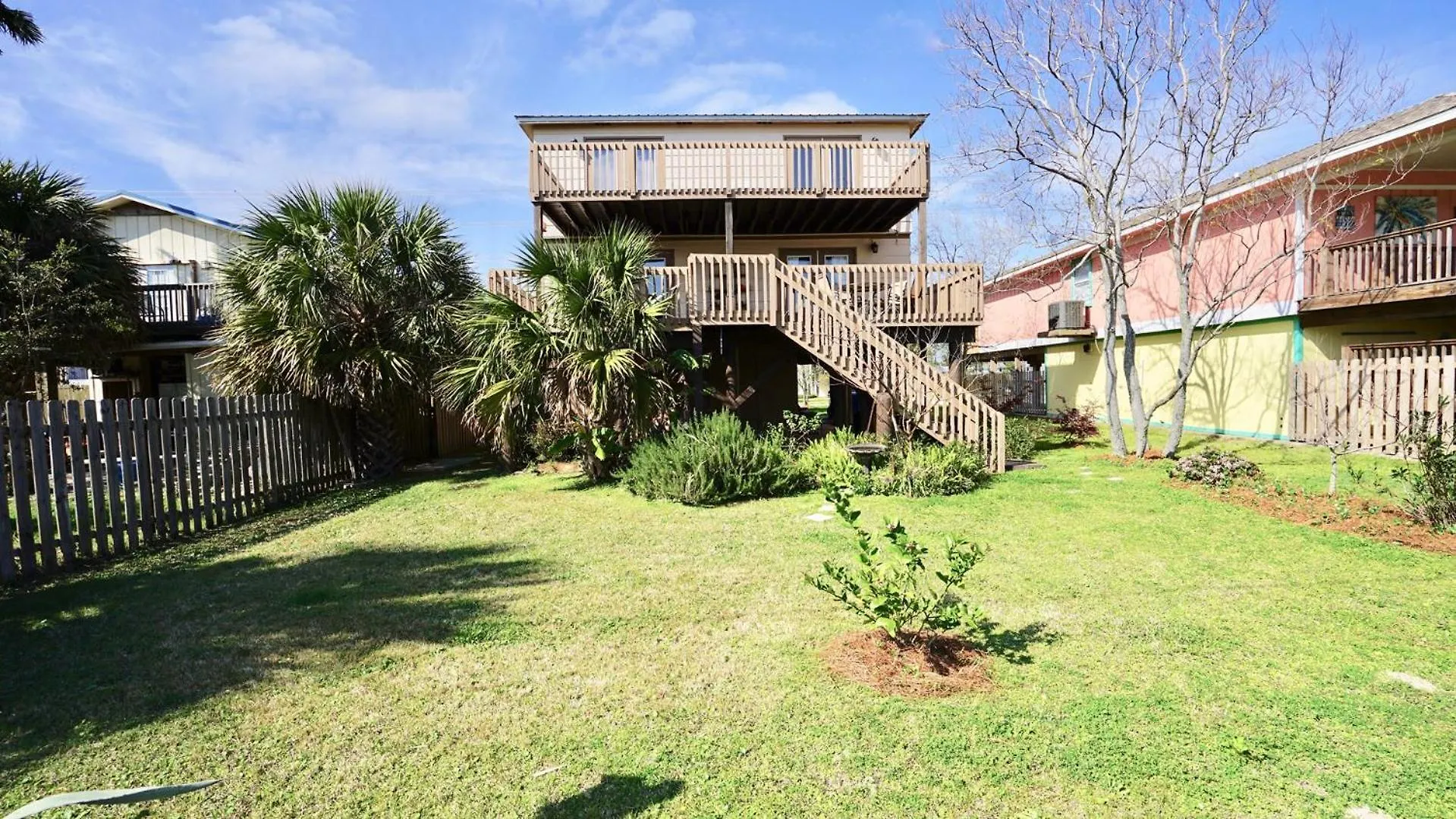 3 Palms East