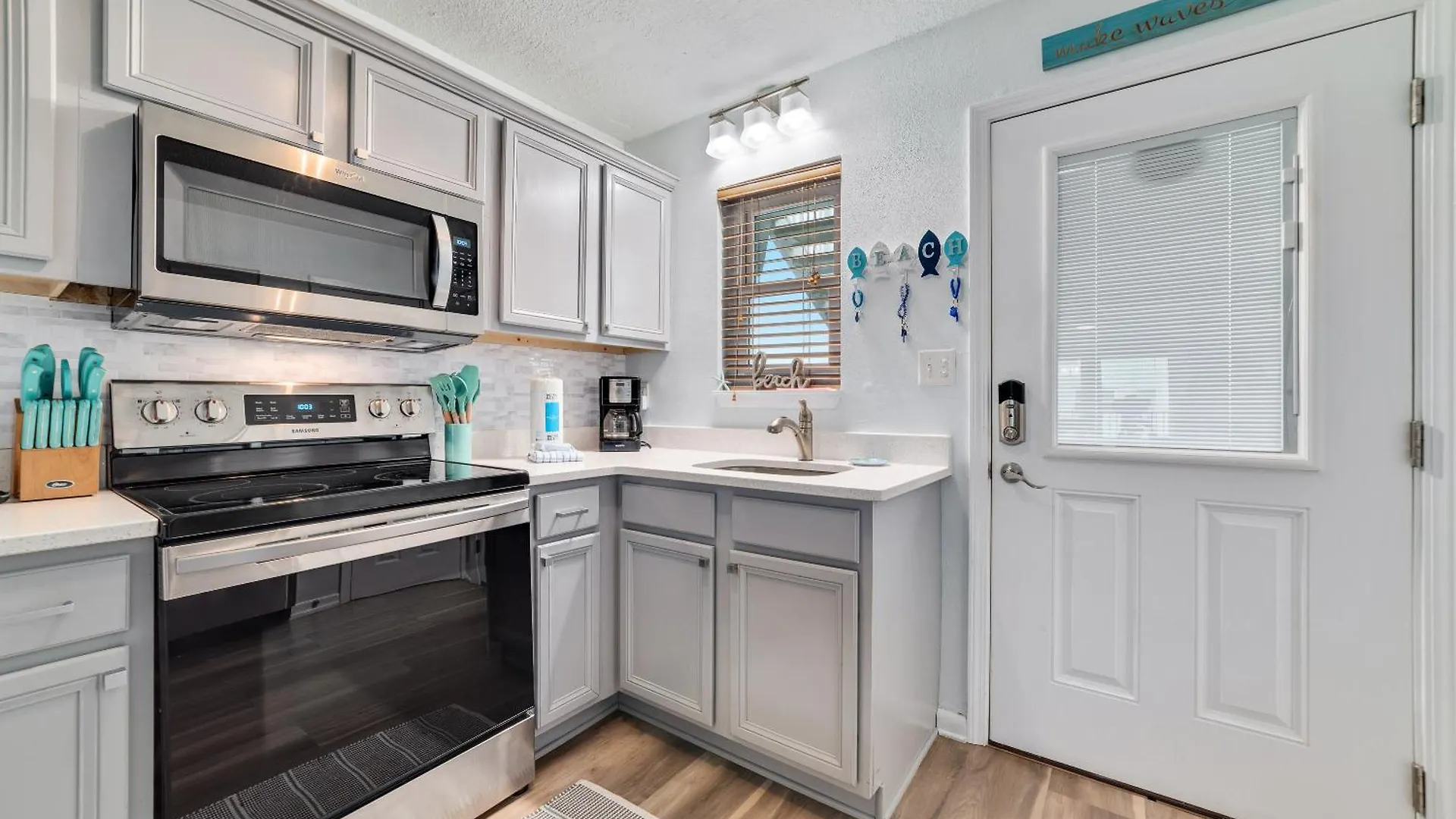 Harbor House B9 *