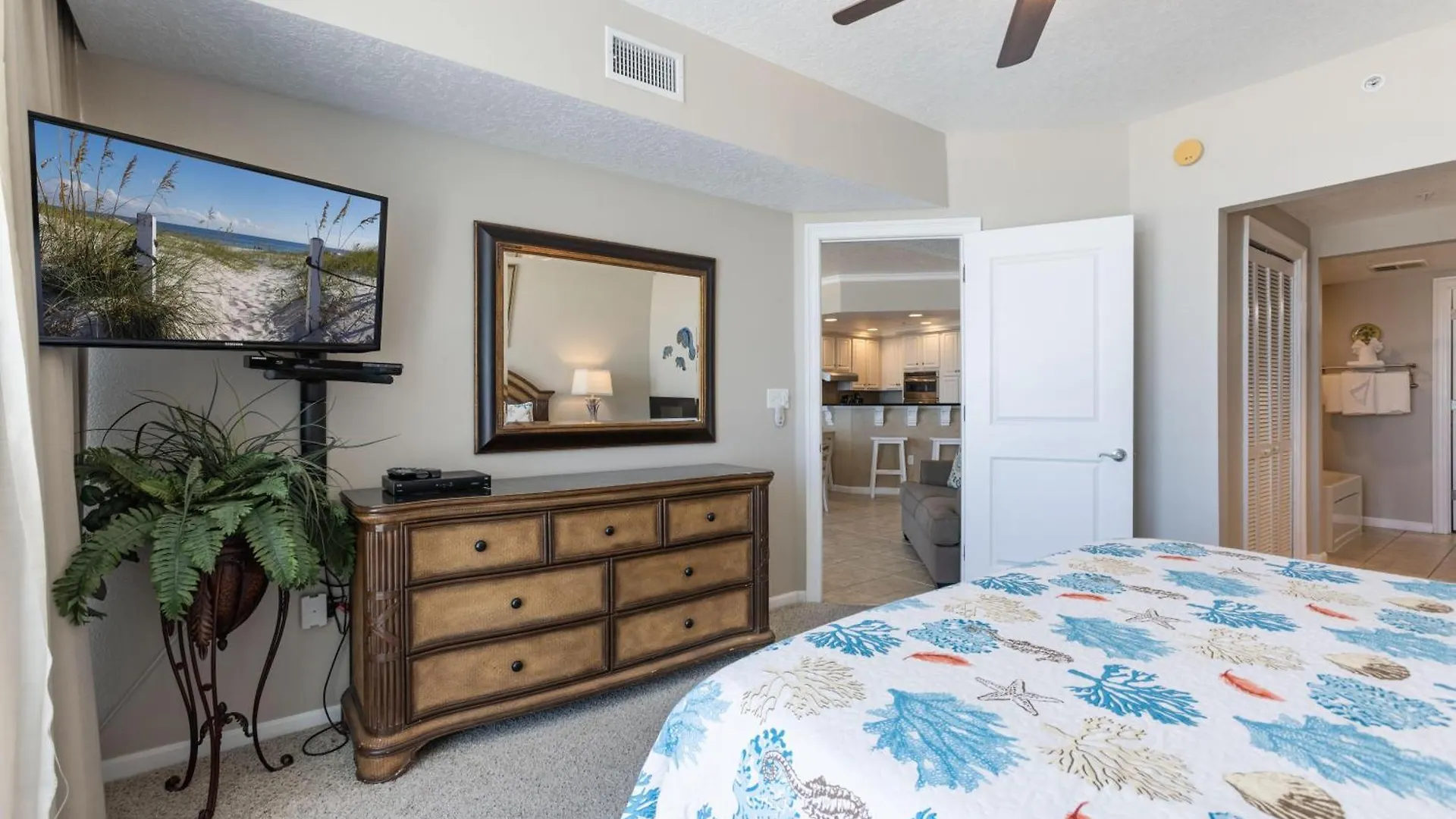 Colonnades 402 Holiday home