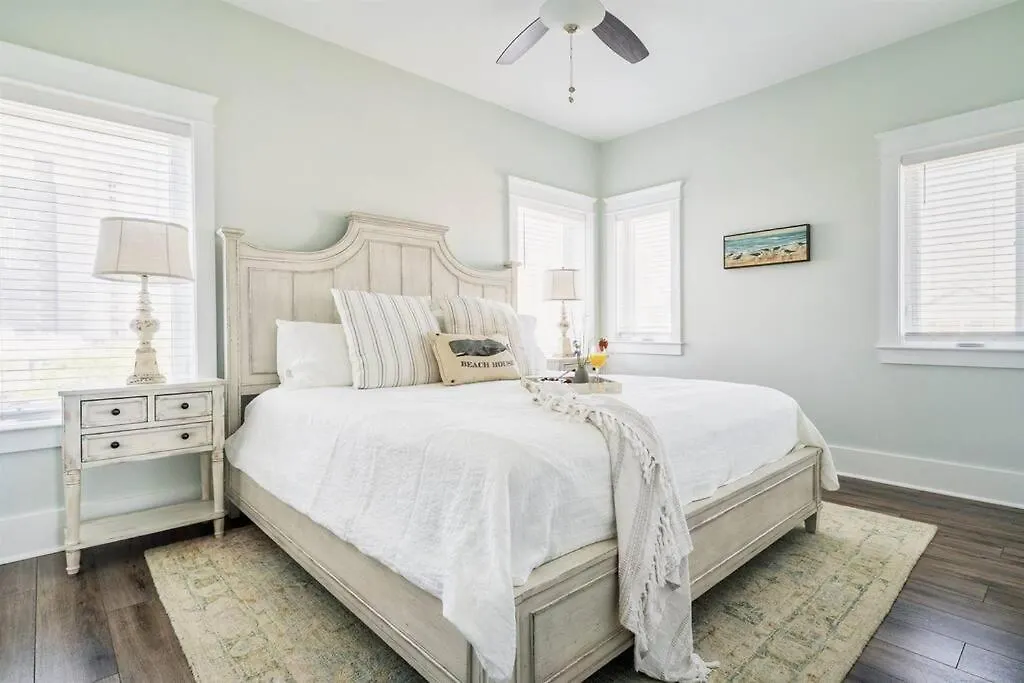 Holiday home Autumn Getaway! Access, Pool, & Fishing Dock