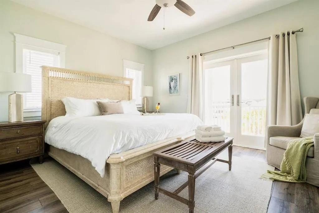 Autumn Getaway! Access, Pool, & Fishing Dock Holiday home