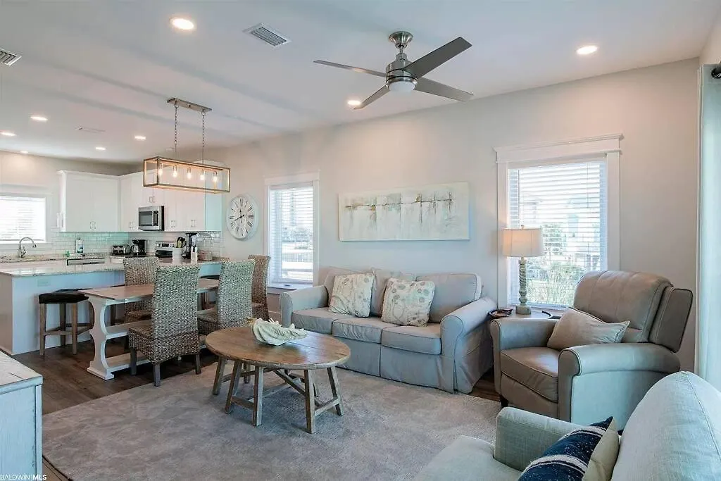 Autumn Getaway! Access, Pool, & Fishing Dock Holiday home