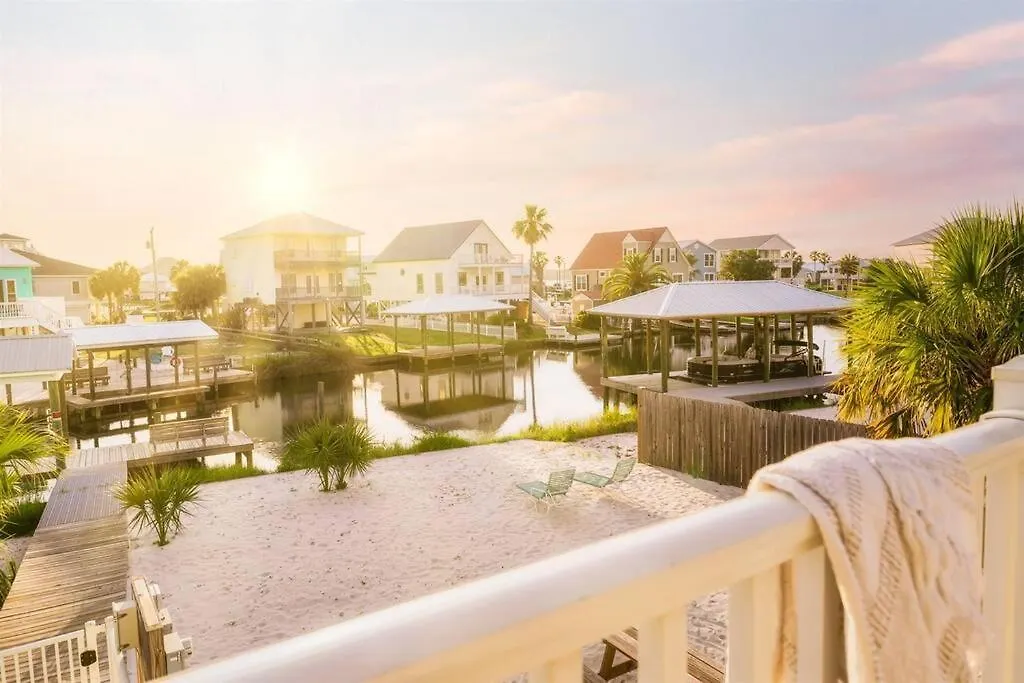 Holiday home Autumn Getaway! Access, Pool, & Fishing Dock