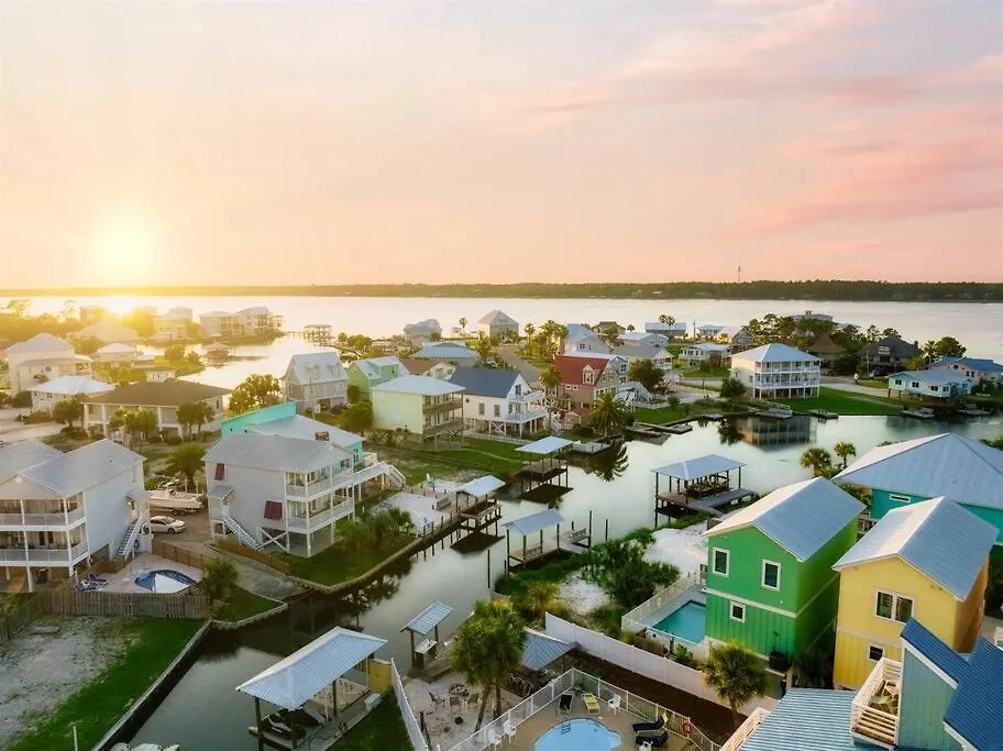 Holiday home Autumn Getaway! Access, Pool, & Fishing Dock