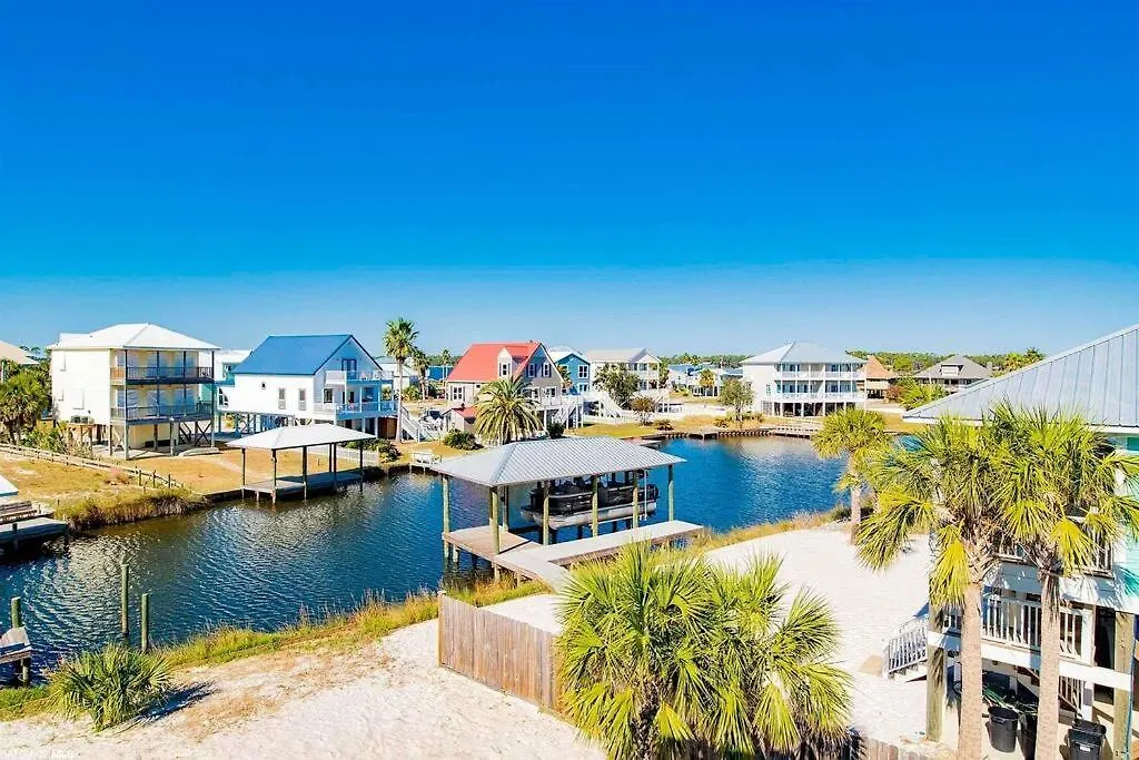 Holiday home Autumn Getaway! Access, Pool, & Fishing Dock