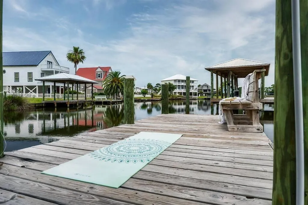 Holiday home Autumn Getaway! Access, Pool, & Fishing Dock *