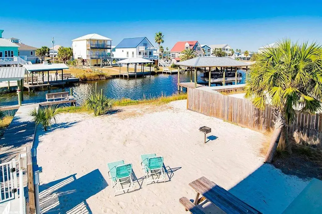 Autumn Getaway! Access, Pool, & Fishing Dock Holiday home