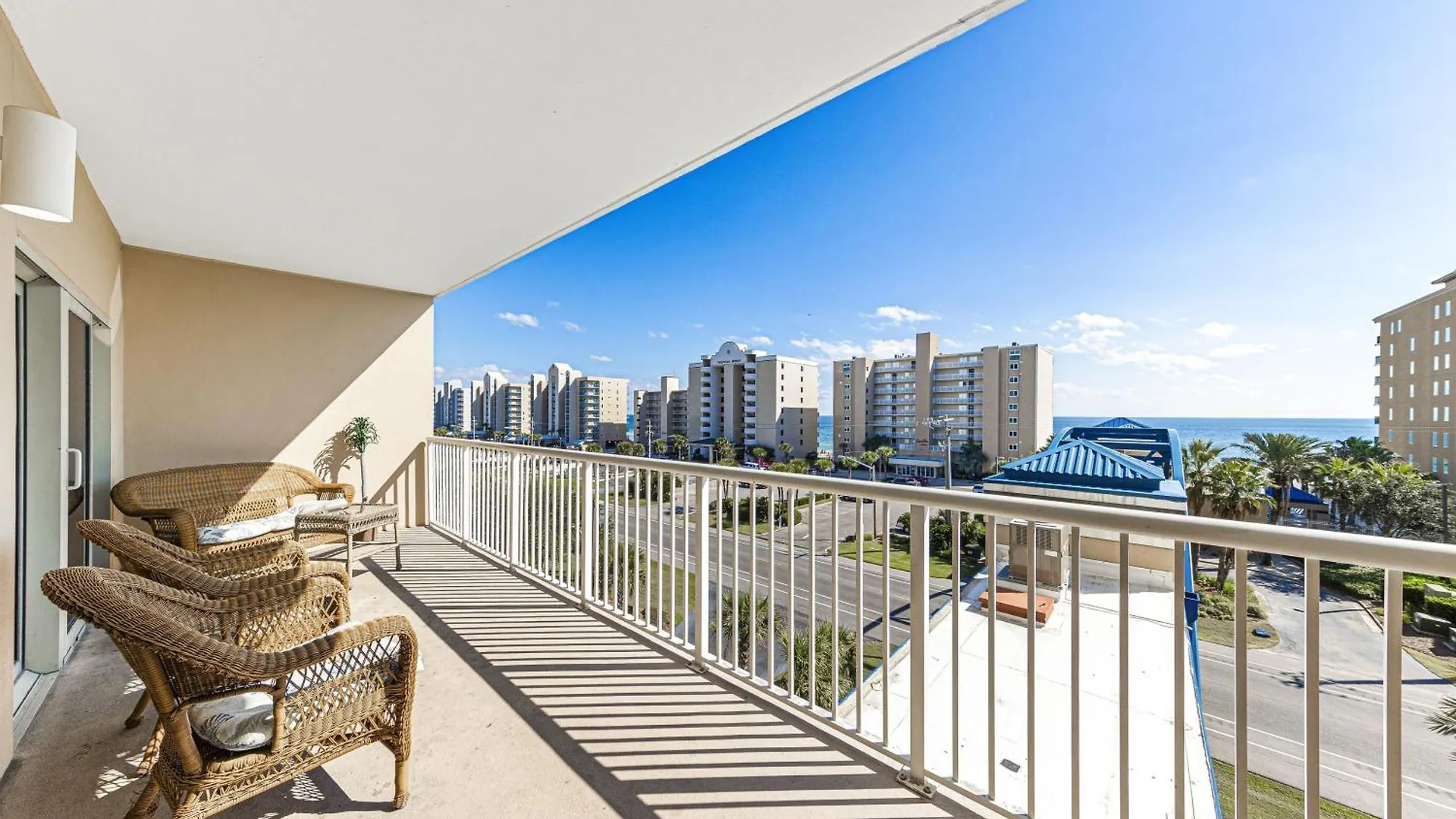Crystal Tower Apartment *