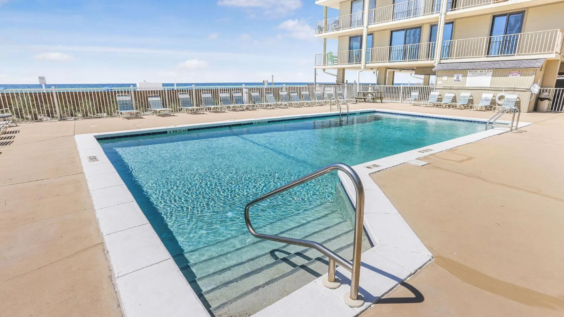 Gulf Village 214- Close To The Hangout Beachfront Holiday home