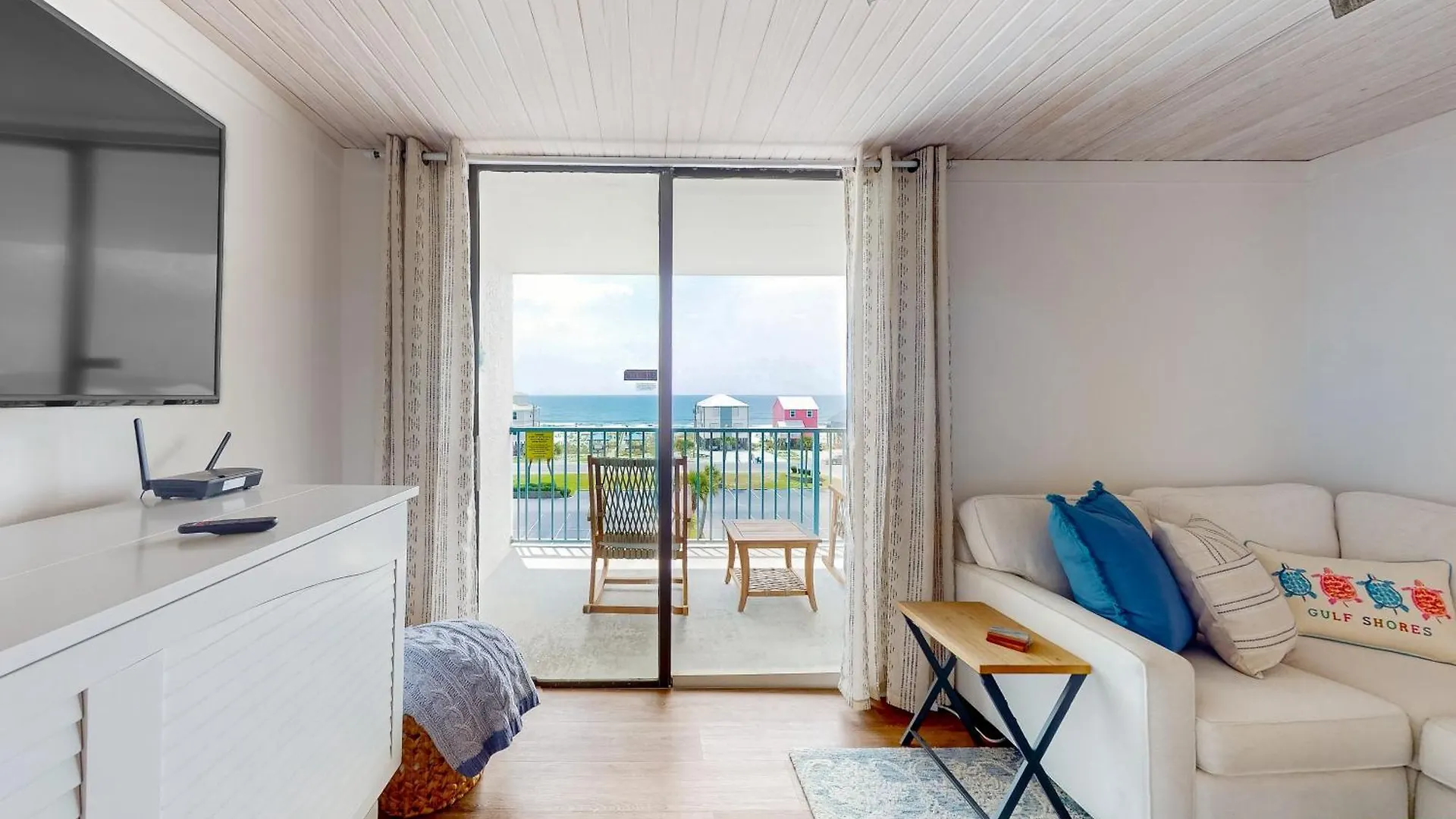 Surf & Racquet Club #506a *