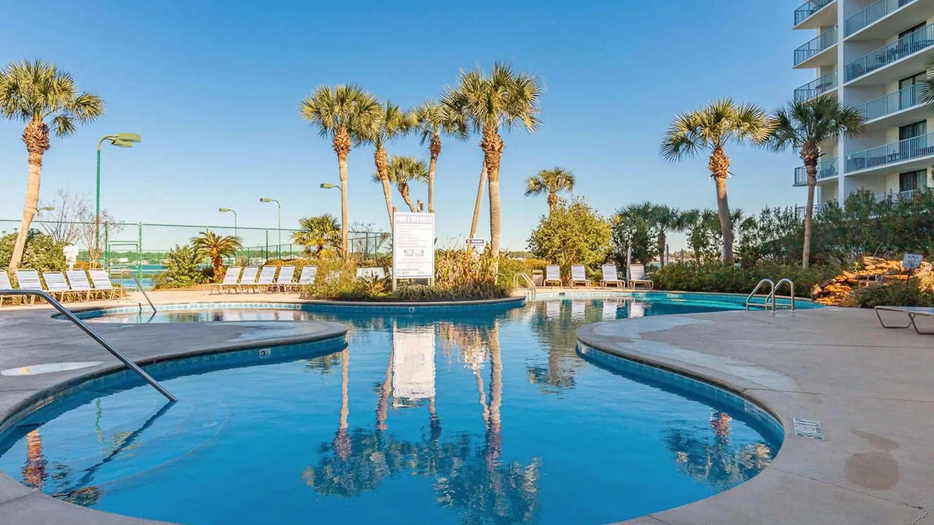 Surf & Racquet Club #506a