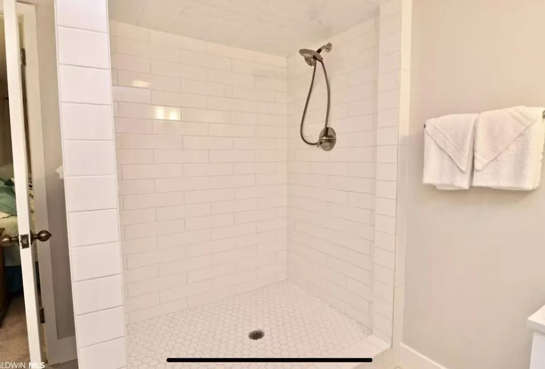 Penthouse October Oasis- Beachfront, Prime Location 3br 2ba *