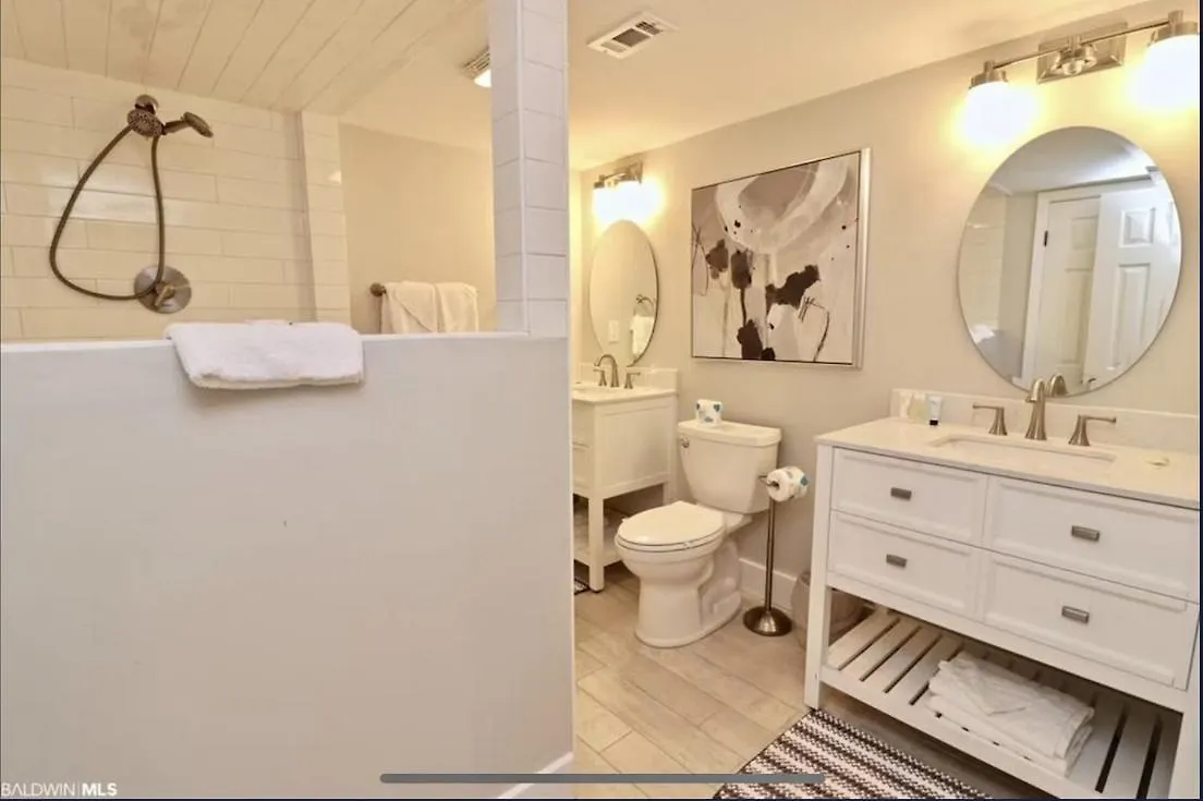 Aparthotel Penthouse October Oasis- Beachfront, Prime Location 3br 2ba
