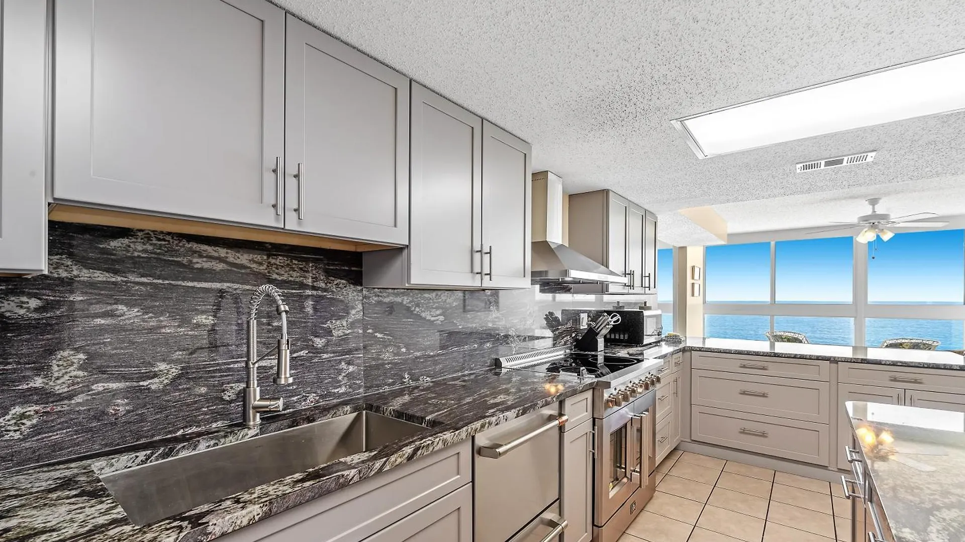 Apartment Edgewater West 102 *