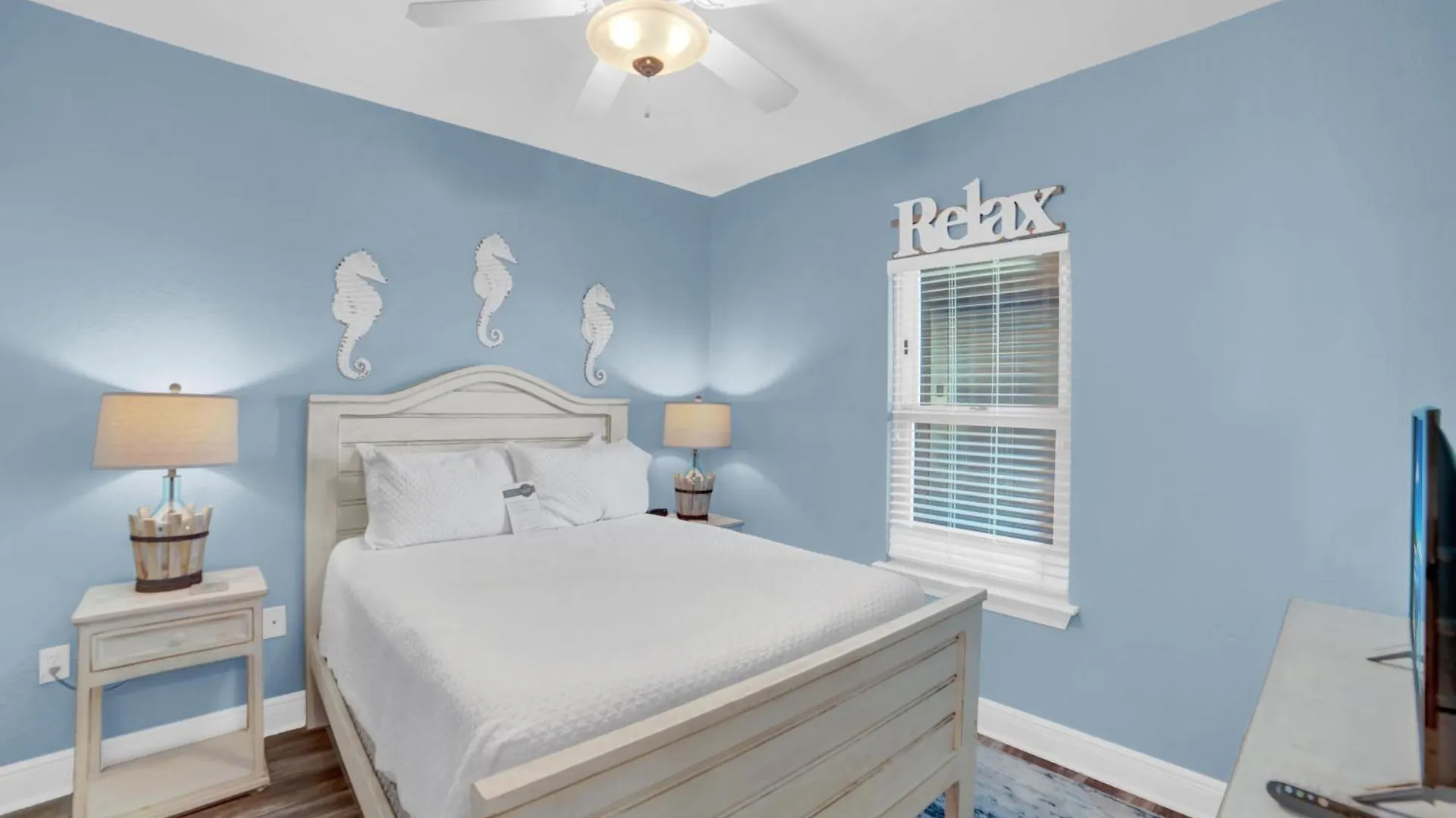 Crystal Shores West 1004 Holiday home