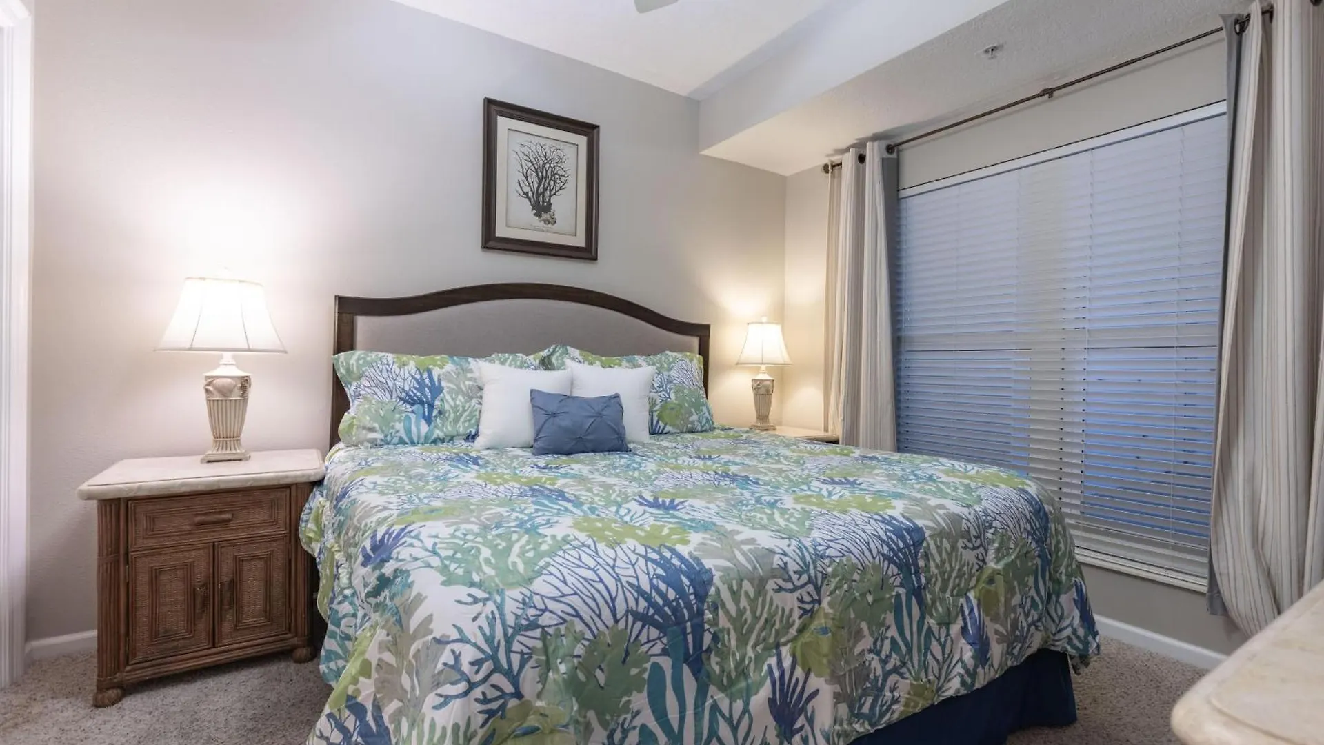 Colonnades 402