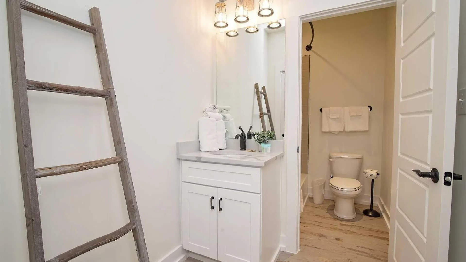 Breezyville Northeast Sun 12br Holiday home