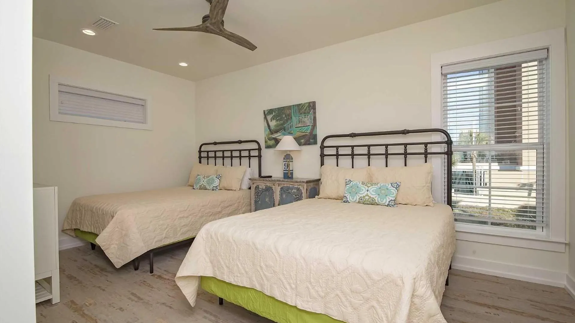 Breezyville Northeast Sun 12br Holiday home *