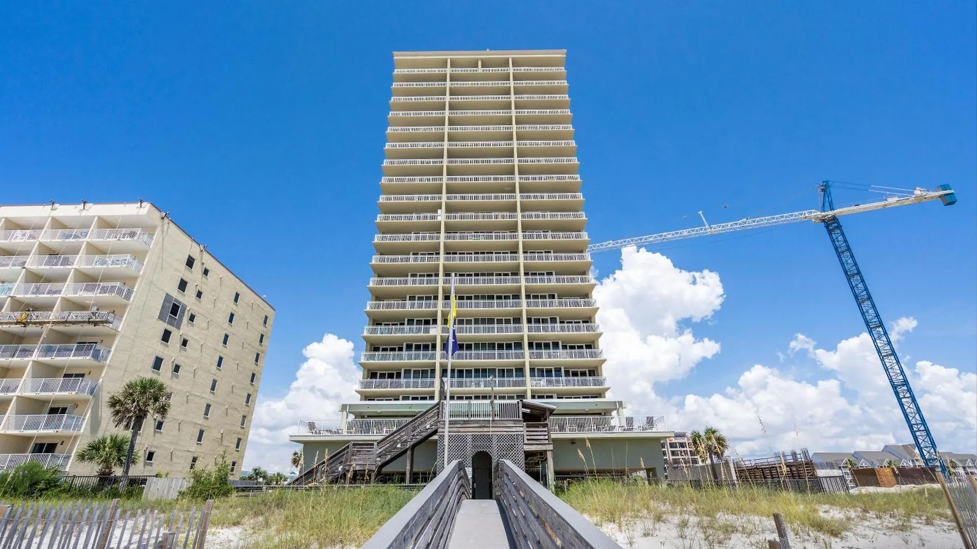 The Colonnades 1002