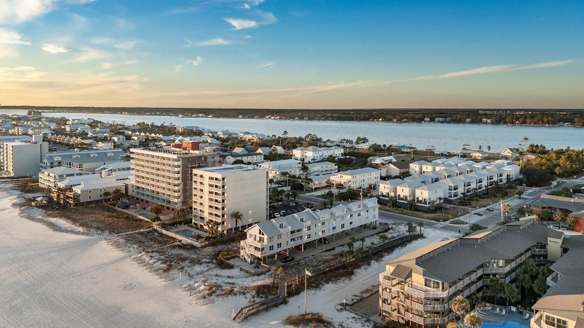 Beachfront - 2 Bedrooms - Big Screen Tv *